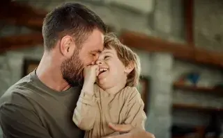 Padre con hijo divirtiéndose