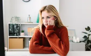 Ya no es FOMO sino FOBO: el nuevo síntoma que trajo la IA y puede afectar tu mundo laboral mujer preocupada por el trabajo