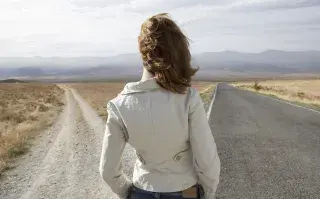 mujer debe elegir entre dos caminos