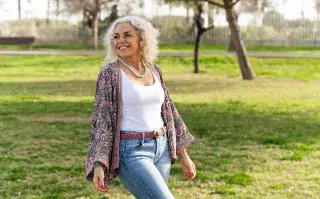 La mitad de las mujeres mayores de 50 podría tener enfermedad cardiovascular sin saberlo: cómo prevenirla Mujer mayor de 50 caminando