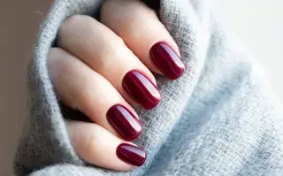 Ni rojas ni nude: este es el color perfecto para uñas cortas que va con todo y es muy elegante