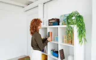 mujer ordena la casa