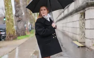 Cómodos, abrigados y cancheros: 5 looks de lluvia para usar en junio Looks de lluvia