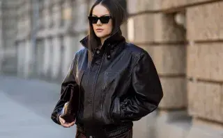 Invierno 2026: las camperas de cuero vuelven a ser tendencia y así se llevan esta temporada GettyImages-2268181740.jpg
