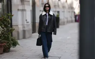 El abrigo de corderito de los 2000 vuelve: cómo usarlo en invierno de 2026 Campera de corderito street style