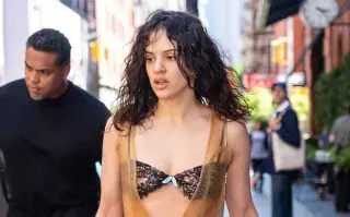 Rosalía impone tendencia con sus looks de inspiración ballet durante su paso por Nueva York Rosalía
