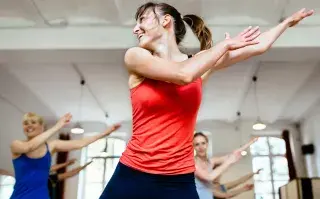 Cycle syncing: la tendencia que propone adaptar tu alimentación, ejercicio y agenda a las fases de tu ciclo mujer hace ejercicio