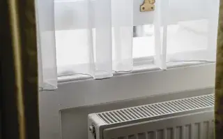 Trucos para que el calor de la estufa dure más y no se escape por ventanas y puertas.
