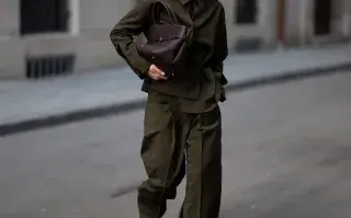 Un mujer usando un conjunto oversize en color verde oliva