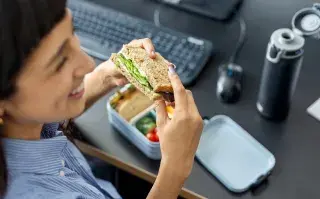 Qué comen los argentinos en el trabajo y cómo impacta en su calidad de vida comida-sana-trabajo.jpg