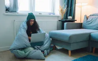 Adiós al frío en casa: cómo aislar puertas y ventanas con cosas recicladas Foto de mujer en invierno.