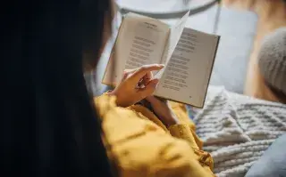 5 libros de poesía recién editados que vale la pena leer Mujer lee poesía