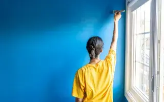 Foto de mujer pintando.