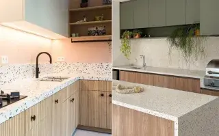 Chau a la mesada de granito: esta es la nueva alternativa que se impone en las cocinas y suma personalidad cocina con terrazo en la mesada