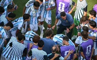 Scaloneta: las 3 lecciones de liderazgo que dejó Lionel Scaloni en el Mundial 2026 Scaloni con jugadores en el ultimo partido del mundial