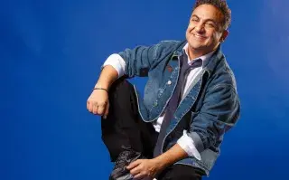 Diego Topa habla como nunca de su hija Mitaí: "Ser papá me cambió la vida" Diego Topa apoyado sobre una banqueta.