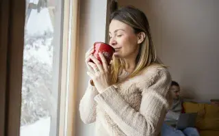 Los mejores tés para el invierno: 5 infusiones naturales para aliviar la tos, fortalecer las defensas y entrar en calor mujer toma té en invierno