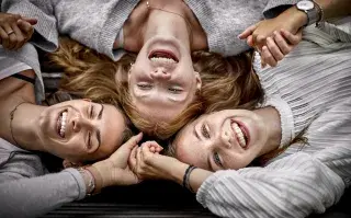 Tus amigas te salvan: por qué la amistad femenina es clave para la salud mental amigas que se abrazan felices