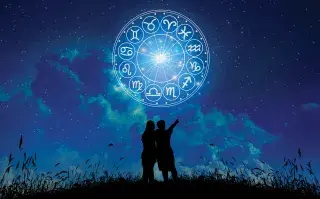 Qué dice la astrología sobre la amistad: los signos que mejor se llevan entre sí dos amigos con fondo de astrología