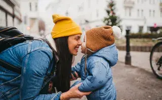 Vacaciones de invierno: cómo evitar el burnout parental cuando sentís que tenés que entretener a tus hijos todo el tiempo mamá con hijo en vacaciones de invierno