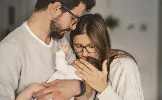 Puerperio en la pareja: por qué tener un hijo transforma el vínculo amoroso pareja comparte con bebé