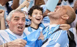 ¿Se te acelera el corazón antes del partido? Esto es lo que recomiendan los expertos dos hombres y un nene hinchando por argentina emocionados en un partido de futbol