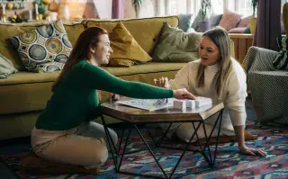 El boom de los juegos de mesa modernos: la revancha analógica contra la fatiga digital dos chicas juegan a juego de mesa