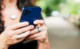 mujer con el telefono en la mano