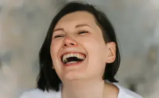 mujer rie