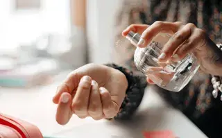 Perfumes para el invierno: las fragancias que son tendencia y los trucos para que duren más en la piel perfumes de invierno
