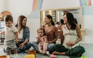 Cómo cambia la amistad después de ser mamá: del desencuentro a los nuevos vínculos madres con chicos