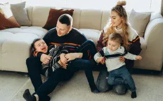 Cómo impactan las vacaciones de invierno en la salud de quienes cuidan familia de vacaciones en casa