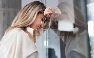 Según la psicología, por qué vivir en piloto automático puede afectar tu bienestar mujer cansada en el trabajo mira hacia abajo