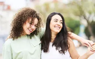 Día del Amigo: regalos originales para sorprender más allá de lo clásico dos amigas sonrien