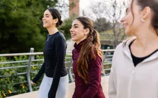 Por qué caminar 20 minutos al día mejora tu energía aunque haga frío, según especialistas mujeres caminando