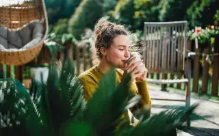 Karina Carreño, neuropsicóloga: "Regular una emoción no significa apagar la ansiedad, la tristeza o el miedo" mujer toma té en el patio en busca de calma