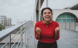 Marina Mammoliti, psicóloga: "Necesitamos desarrollar una validación interna para reconocer nuestro propio valor" mujer feliz alentando