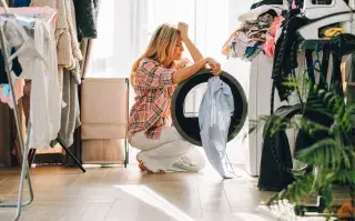 Cómo secar la ropa en casa adentro sin generar humedad y aumentar el consumo de energía Durante el invierno, secar la ropa puede convertirse en un verdadero desafío.