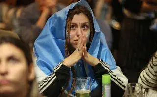 Argentina vs. Inglaterra: ¿cómo controlar la ansiedad antes del partido según psicólogos? mujer tiene ansiedad frente al partido de argentina