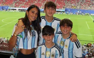 Antonela Roccuzzo deslumbró en el Mundial 2026 con un exclusivo reloj de diamantes: cuánto cuesta y por qué es una pieza única Más allá de la victoria de la Selección Argentina, hubo un detalle del look de Antonela Roccuzzo que también captó la atención de los seguidores