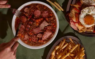 Dónde comer locro, guiso, puchero y chocolate con churros para celebrar el 9 de Julio en Buenos Aires comida 9 de julio