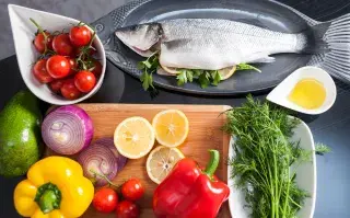 Dieta mind: ¿qué es y qué beneficios tiene? Su principal característica es que prioriza alimentos de origen vegetal y grasas saludables, mientras limita el consumo de carnes rojas, productos ultraprocesados y alimentos ricos en grasas saturadas.