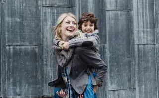 Madre e hijo paseando en las vacaciones