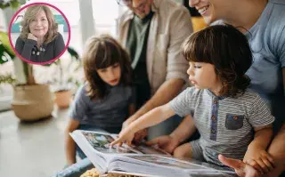 Vacaciones de invierno: qué es el Playful Learning, la tendencia que invita a aprender mientras los chicos juegan una familia mira un álbum de fotos