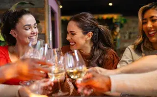 ¿El futuro del vino? Así son los vinos 0% alcohol que ya se venden en Argentina mujeres brindan con vino y sonrien