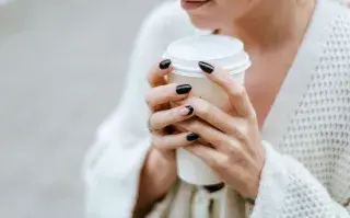 Este julio, las tendencias demuestran que no hace falta recurrir a diseños complejos para lucir una manicura elegante.