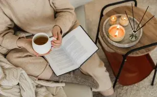 Velas, aromas y luz cálida: el ritual low cost que cambia tu casa Foto de velas.