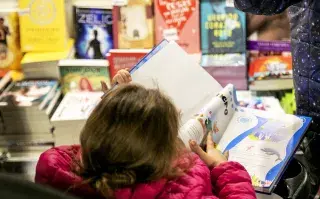 chicos en la feria del libro infantil
