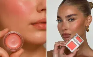 Dos mujeres maquillandose con blush