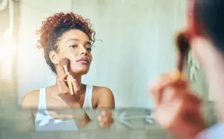 La técnica blonzer: el make up que logra un efecto bronceado natural durante todo el año